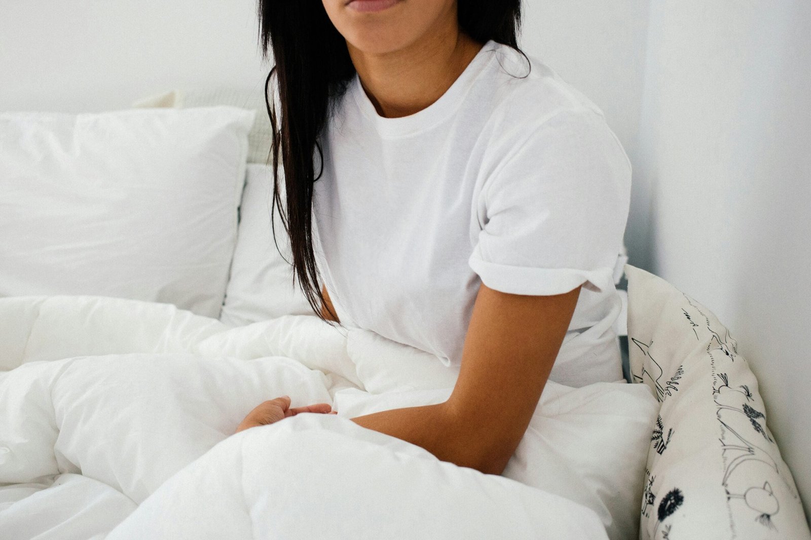 5 Consejos Efectivos para Enamorar a una Chica 1 woman sitting on bed