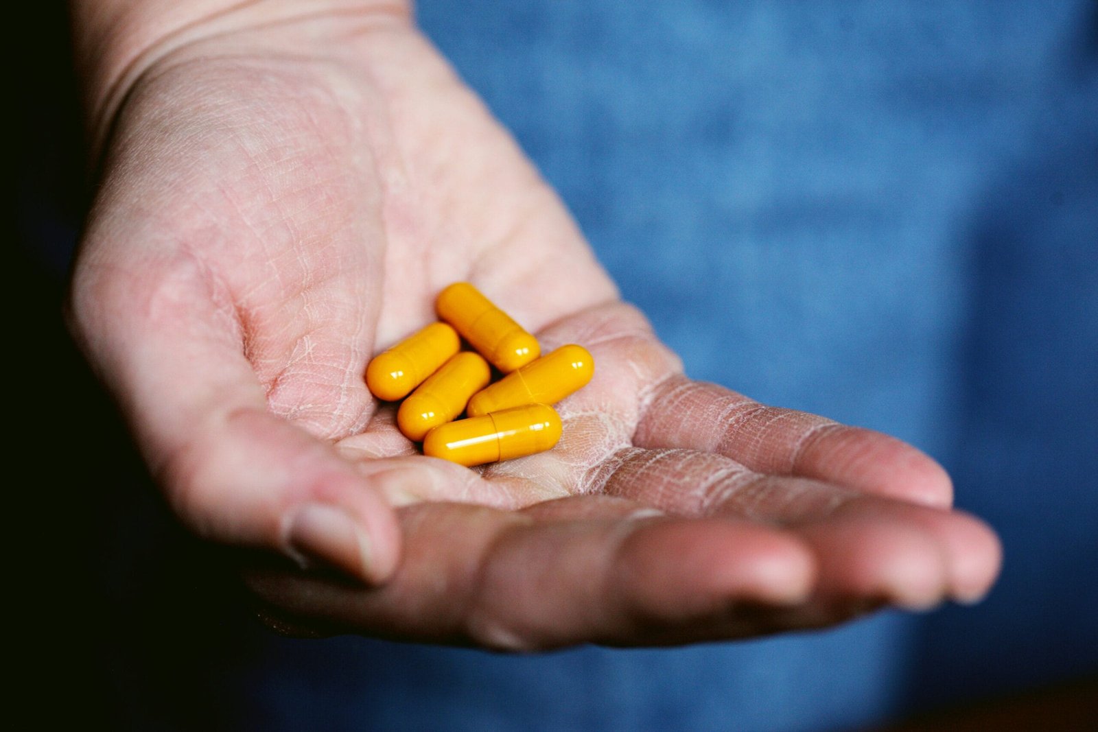 ¿Para qué sirve el lorazepam? 1 yellow medication pill on persons hand